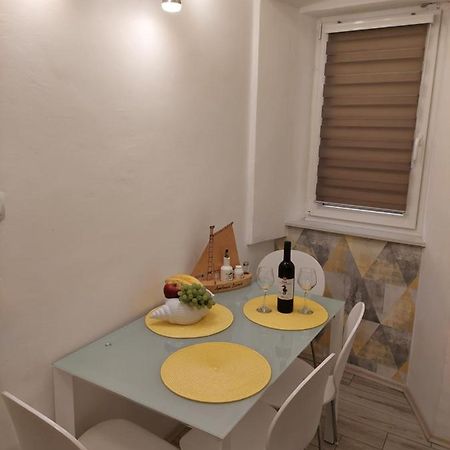 Apartmant Bionda Novi Vinodolski, Cozy And Nice Apartment For 4 People In The City Center Buitenkant foto